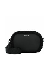 Borsa a tracolla nera con bordo in pelliccia testurizzata, logo argento e tracolla regolabile. Materiale del corpo liscio, forma rettangolare e design minimalista.