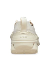 Cremfarbene Crocs-Schuhe mit einem strukturierten Obermaterial und einer unterstützenden, gepolsterten Sohle. Mit einer Schlaufe hinten für ein einfaches Anziehen.