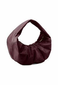 Grand sac bordeaux profond en matériau doux et texturé, avec une forme unique et arrondie, et une large poignée unique. Présente des coutures visibles.