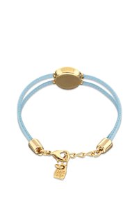 Bracelet en cuir bleu avec deux fines bandes, des accents dorés, un médaillon ovale et un petit pendentif en forme de cadenas.