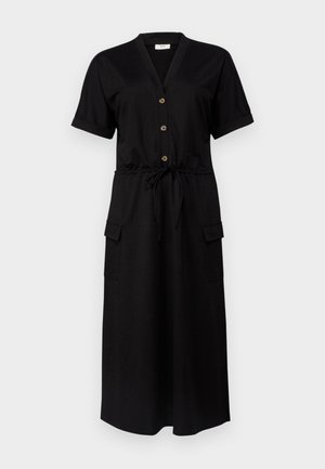 Vestido midi preto com mangas curtas, decote em V, fecho de botões na frente, cintura com cordão e dois bolsos de chapa dos lados. Textura de tecido suave.