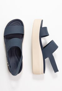 Crocs BROOKLYN LOW WEDGE - Tamancos - navy/stucco