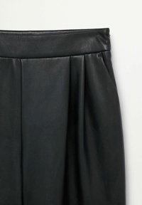 Pantalones de cuero negro con una cinturilla alta, diseño plisado y textura suave. La tela tiene un ligero brillo y se pliega de manera elegante.