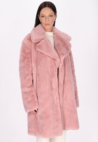 Lange roze nepbontjas met een brede kraag, oversized pasvorm en een zachte, gestructureerde afwerking. Voorzien van knopen aan de voorkant en zijzakken.