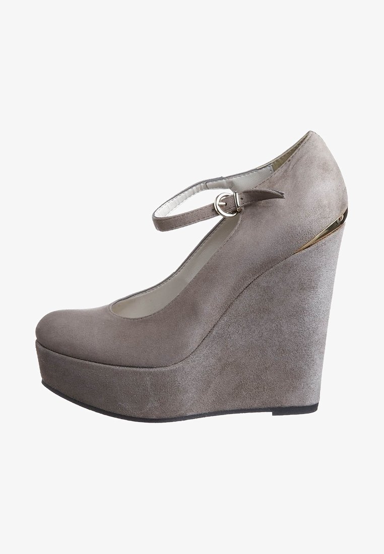 Šedé semišové boty na klínu s kulatou špičkou, nastavitelním páskem kolem kotníku a zlatým akcentem na patě. Hladká textura a elegantní design.