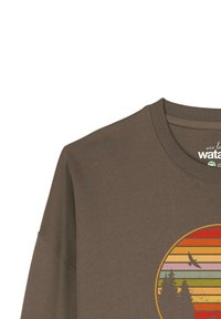 Bruine sweatshirt met een ronde afbeelding met gelaagde zonsondergangstrepen en silhouetten van bomen, een vogel en bergaccenten.