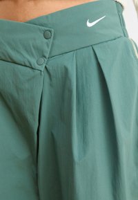 Nike Sportswear TROUSER  - Tygbyxor - vintage green/light army