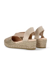 Wedges de esparto beige con parte superior de tejido trenzado, bandas elásticas y tacón a rayas texturizado. La plataforma de yute natural añade altura.