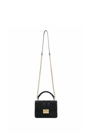 Sac à main en cuir noir avec bandoulière chaîne dorée, poignée supérieure et fermeture à clip rectangulaire doré, présenté suspendu sur fond blanc.
