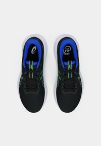 Μαύρα αθλητικά παπούτσια με υφή, πράσινες και μπλε λεπτομέρειες, και άσπρες σόλες, με μαύρα κορδόνια και λογότυπο στην γλώσσα.