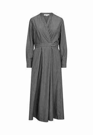 Tissu gris foncé à fines rayures avec une ceinture nouée à la taille sur un vêtement sur mesure avec une poche sur le côté droit.