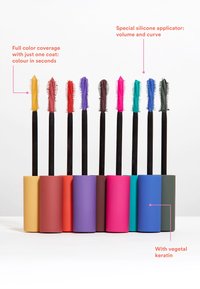 Samling av mascara i forskjellige farger med matte sylinderformede rør; unik silikonapplikator for volum og kurve, med lyse bustetips.