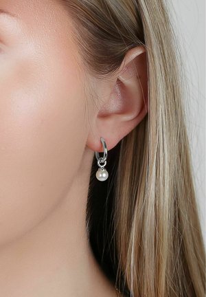 SNÖ of Sweden, KARAN SMALL PENDANT RING EAR - Earrings - s white