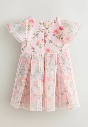 Rosa Blumenkleid mit kurzen, durchsichtigen Ärmeln, Spitzenakzenten und Falten. Verfügt über einen floralen Print in hellrosa Tönen und einem weichen Stoff.