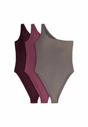 Drei ärmellose Bodysuits in Dunkelbraun, Mauve und Taupe, überlappend angeordnet und nach vorne gerichtet auf weißem Hintergrund.