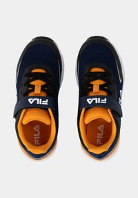 Sneakers blu navy e neri con accenti arancioni, materiale in rete, cinturino regolabile, lacci piatti e suola bianca. Logo del marchio sul cinturino.