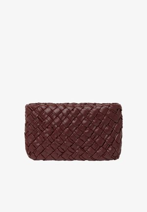 Pochette en cuir bordeaux tressé avec une forme rectangulaire et une finition texturée, présentant un motif de tissage en panier.
