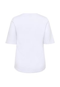 Camiseta blanca de manga corta hecha de algodón suave, con un cuello redondo y un corte relajado, sin patrones visibles ni piezas metálicas.