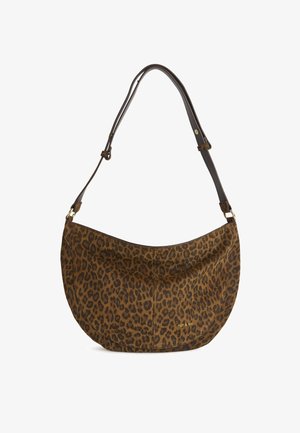 Sac à bandoulière imprimé léopard avec un motif marron et noir discret, en tissu doux, de forme incurvée, et une sangle en cuir marron avec des ferrures dorées.