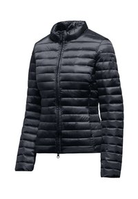 Giacca nera isolata con colletto alto, design trapuntato e zip frontale. Presenta sezioni orizzontali strette e una texture liscia.