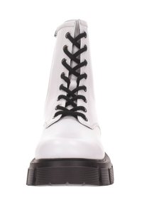 Stivaletto in pelle bianca con lacci neri, punta rotonda e suola in gomma nera spessa. Presenta una chiusura con zip sul lato.
