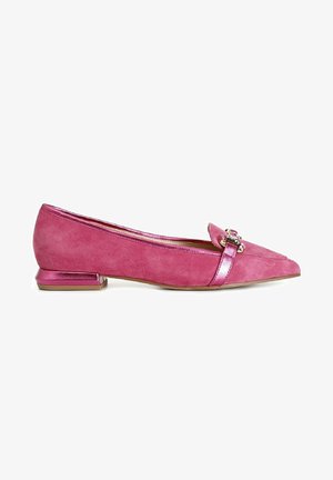 Chaussure plate en suede rose avec un bout pointu, accents métalliques roses et un petit talon carré. Présente une sangle décorative avec des embellissements.