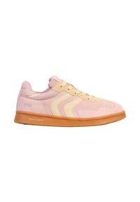 Basket basse en suède rose pastel et crème avec semelle en gomme, fermeture à lacets et "1989" imprimé sur la zone du talon.
