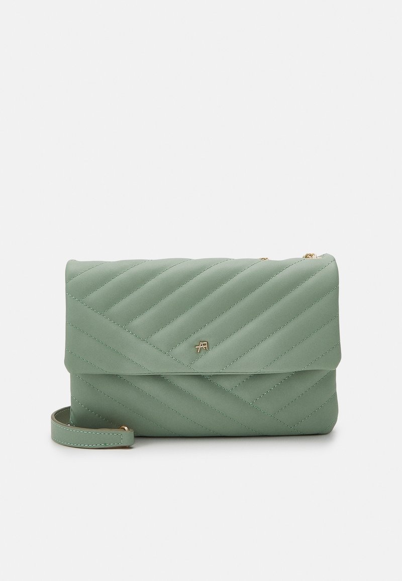 Bolso de mano de color verde menta acolchado, hecho de material sintético, con costuras diagonales, tapa plegable y correa desmontable. Decoración en dorado.