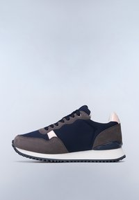 Granatowe i ciemnoszare sneakersy wykonane z zamszu i tkaniny, z gładką podeszwą, zaokrąglonym noskiem oraz jasnoróżowymi akcentami. Sznurowany design.