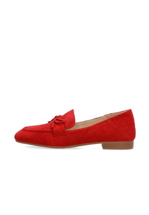 Červený semišový mokasín s malým dřevěným podpatkem a dekorativní mašlí na svršku, zobrazený z boku na bílém pozadí.