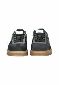 Tmavě námořnické a šedé tenisky s srstním a textilním svrškem. Mají černé tkaničky a hnědou gumovou podešev. Minimalistické logo na bílé jazykové části.