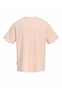 Ανοιχτό ροζ κοντομάνικη μπλούζα με λεπτές λευκές οριζόντιες ρίγες, εμφανιζόμενη από πίσω σε απλό λευκό φόντο.