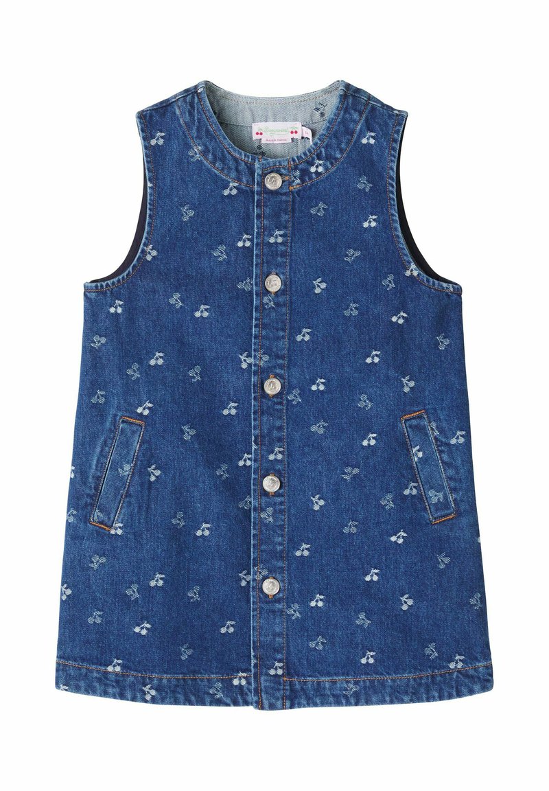 Abito di jeans con design senza maniche, colore blu scuro, stampa di ciliegie bianche, chiusura frontale con bottoni e due tasche laterali.