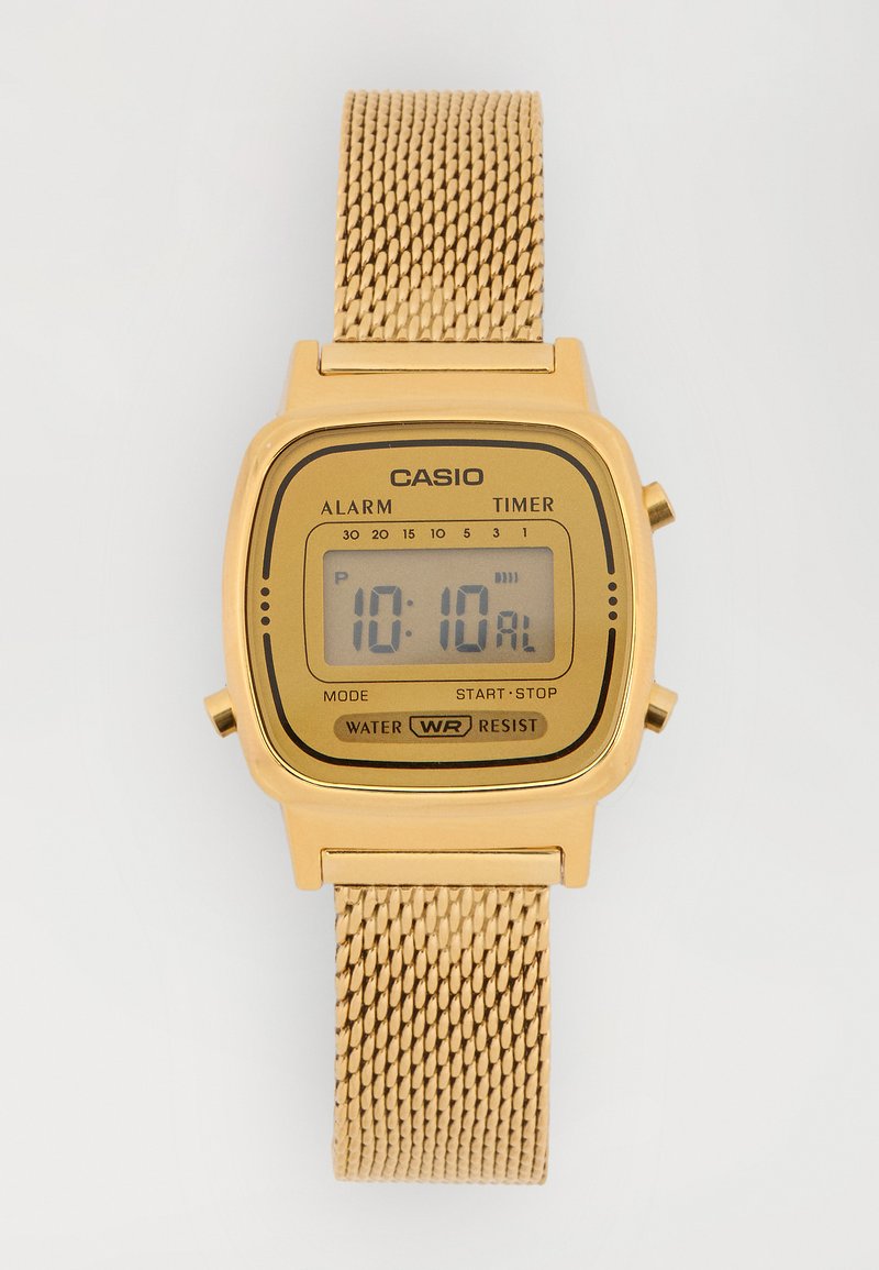 Relógio digital Casio dourado com bracelete de malha mostrando a hora 10:10 e rótulos para alarme, temporizador, modo, iniciar-parar e resistência à água.