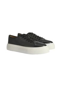 Schwarze Ledersneaker mit strukturiertem Finish, glänzenden schwarzen Zehenkappen und weißen Gummisohlen. Mit flachen Schnürsenkeln und einem eleganten Design.