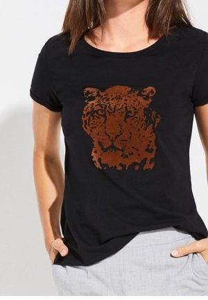 Sort t-shirt med grafik af et brunt tigerhoved. Korte ærmer, rund halsudskæring, let stof, afslappet pasform og en glat overflade.