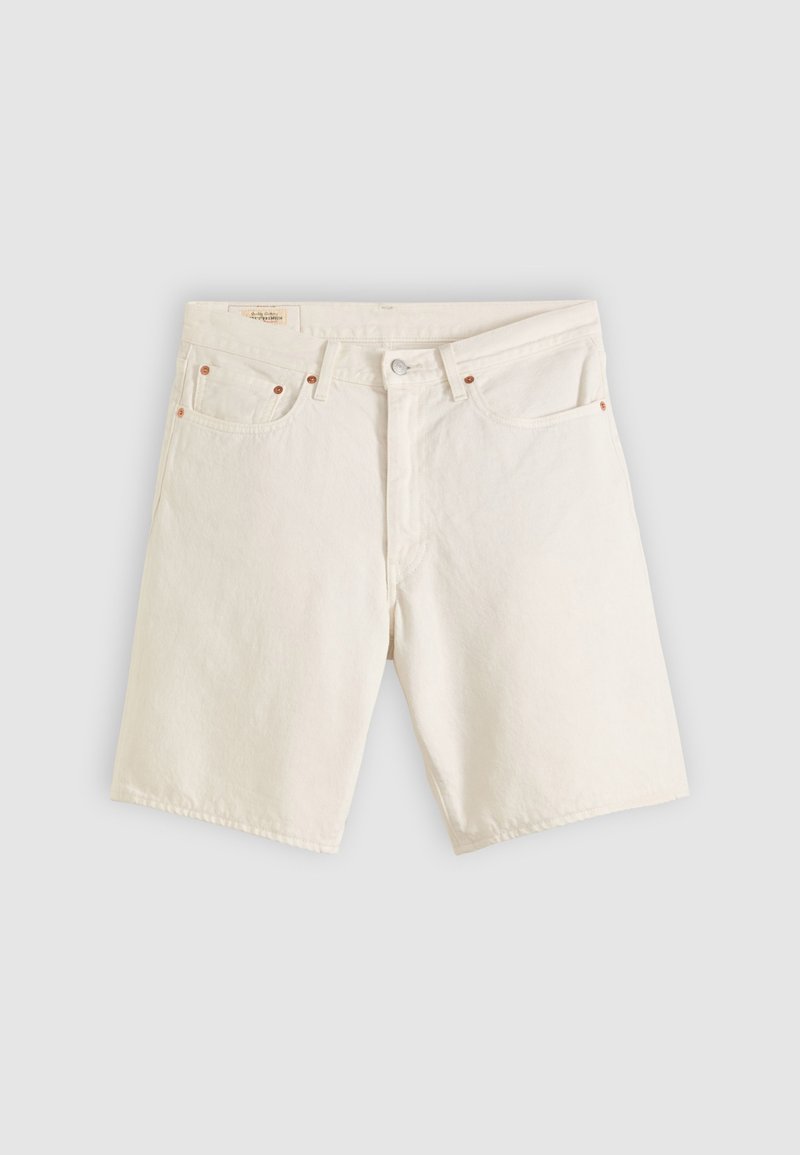 Shorts in denim color crema con cinque tasche, passanti per cintura e chiusura con bottone in metallo, distesi su uno sfondo grigio chiaro.