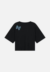 Zwarte cropped t-shirt met korte mouwen, met een kleurrijk geborduurd vlinderontwerp op de linkerschouder. Zachte, gestructureerde stof.
