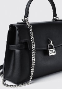 Borsa a spalla in pelle nera con design strutturato, manico superiore, tracolla in catena argentata rimovibile e un accento a chiusura sulla parte anteriore.