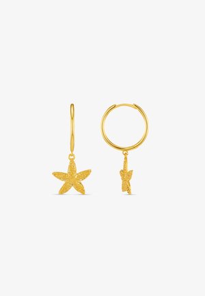 Goldene Creolen-Ohrringe mit strukturierten Seestern-Anhängern, einer von vorne und einer von der Seite gezeigt, auf weißem Hintergrund präsentiert.