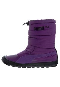 Botte d'hiver isolée violette avec une tige rembourrée, semelle en caoutchouc noire et fermeture par cordon. Présente un logo sur le côté.