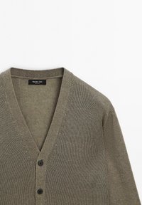 Olivegrüner Cardigan mit V-Ausschnitt, Knopfschluss und strukturierter Stoffqualität. Einfaches Design mit einem weichen, leichten Tragegefühl.