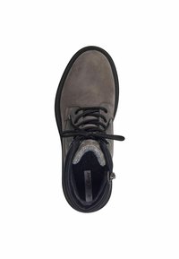 Bottine en suède gris avec lacets et col noirs, doublure texturée et bout rond. Détail de zip sur le côté et semelle en caoutchouc.