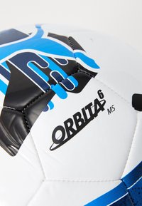 Hvid fodbold med blå og sorte geometriske mønstre. Har en syet, tekstureret overflade og mærkets logo "ORBITA 6 MS" trykt.