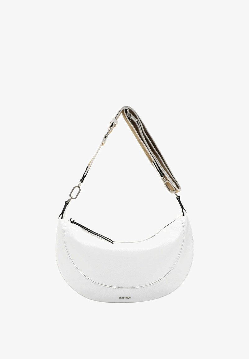 Borsa a spalla in pelle bianca a forma di mezzaluna, con un compartimento con zip, tracolla regolabile e dettagli neri a contrasto.
