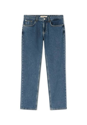 Blå jeans med raka ben, framknäppning med knapp och dragkedja, hällor för skärp och fem fickor, utlagda plant på vit bakgrund.