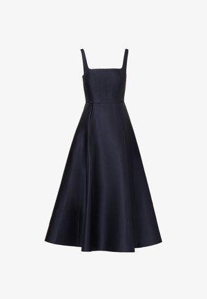 Abito midi in raso blu navy senza maniche, con scollo quadrato e corpetto aderente che si allarga in una gonna ampia.