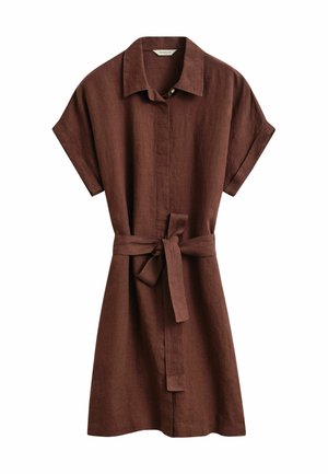 Braunes Leinenkleid mit kurzen Ärmeln, Kragen, durchgehendem Knopfverschluss und passendem Stoffgürtel, der in der Taille gebunden ist.