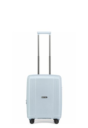 Valise rigide bleu clair avec poignée télescopique déployée et quatre roulettes noires pivotantes sur fond blanc.