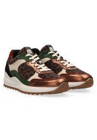 Leopardprint sneakers met bruine, groene, zwarte en metallic koperen accenten, een bovenkant van textuurstof en een rubberen zool.